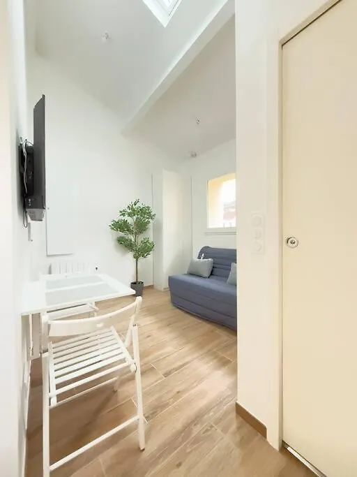 Apartment Studio Dans Le 16E Pres De La Tour Eiffel Paris France